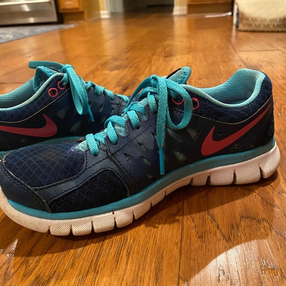 nike blue and pink running shoes